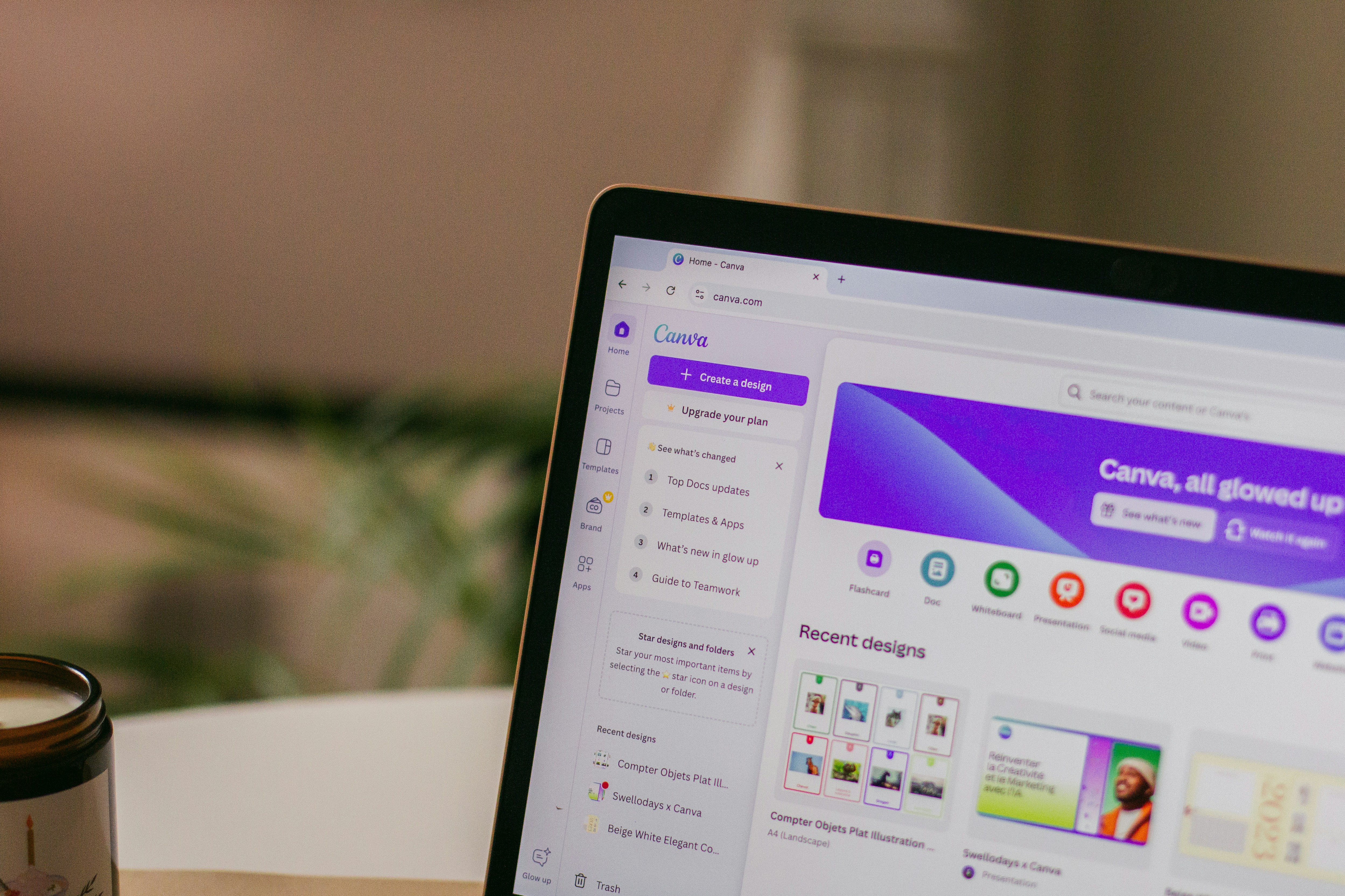 Ordinateur posé sur un bureau avec l'onglet de l'outil Canva ouvert.