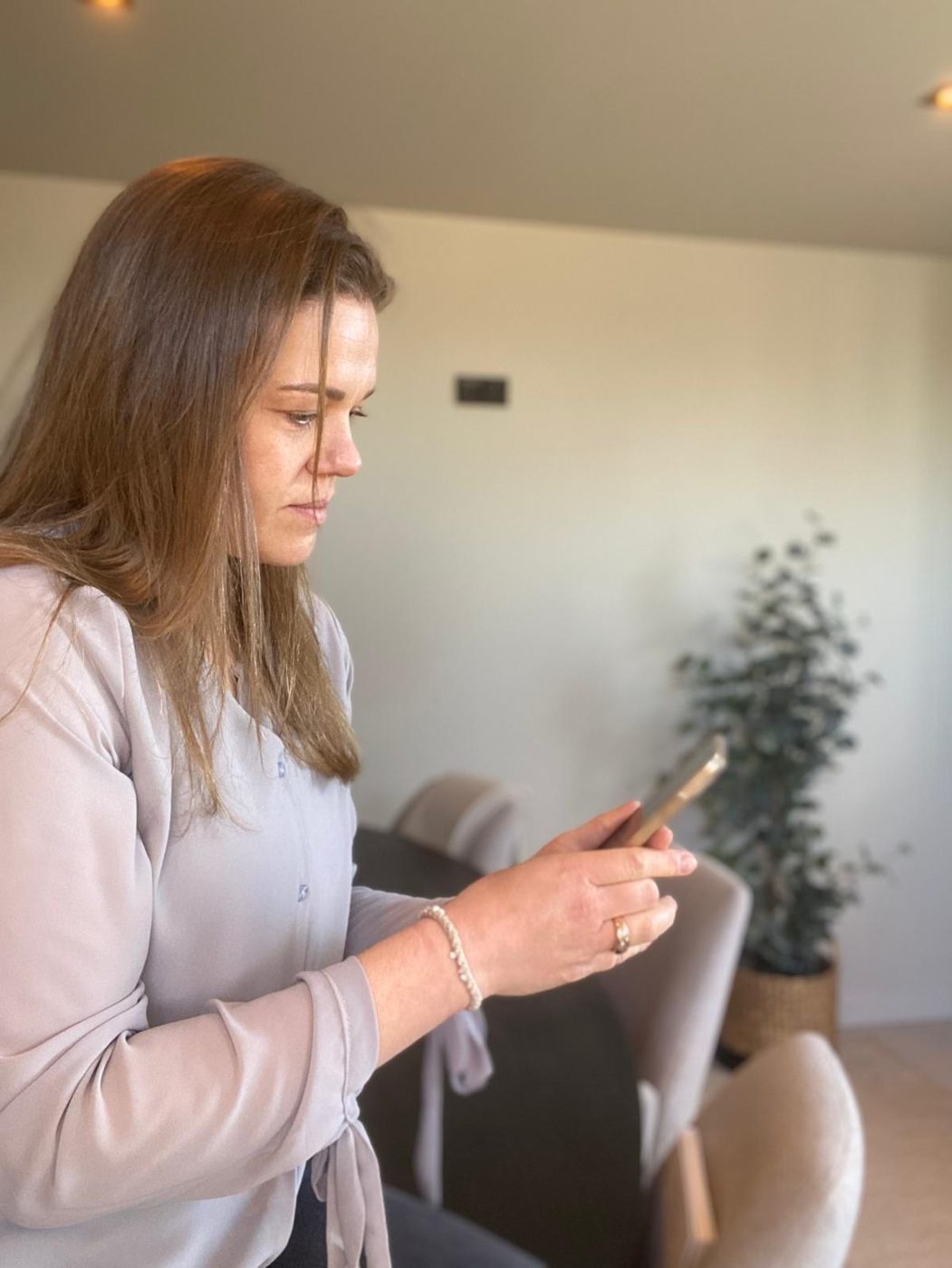 Nelleke kijkt op haar telefoon