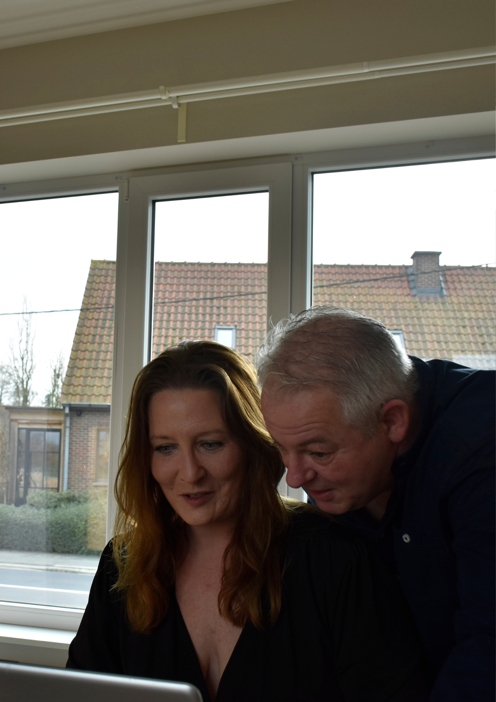 Man en vrouw in overleg achter een laptop voor een kennismaking over bedrijfscontinuïteit.