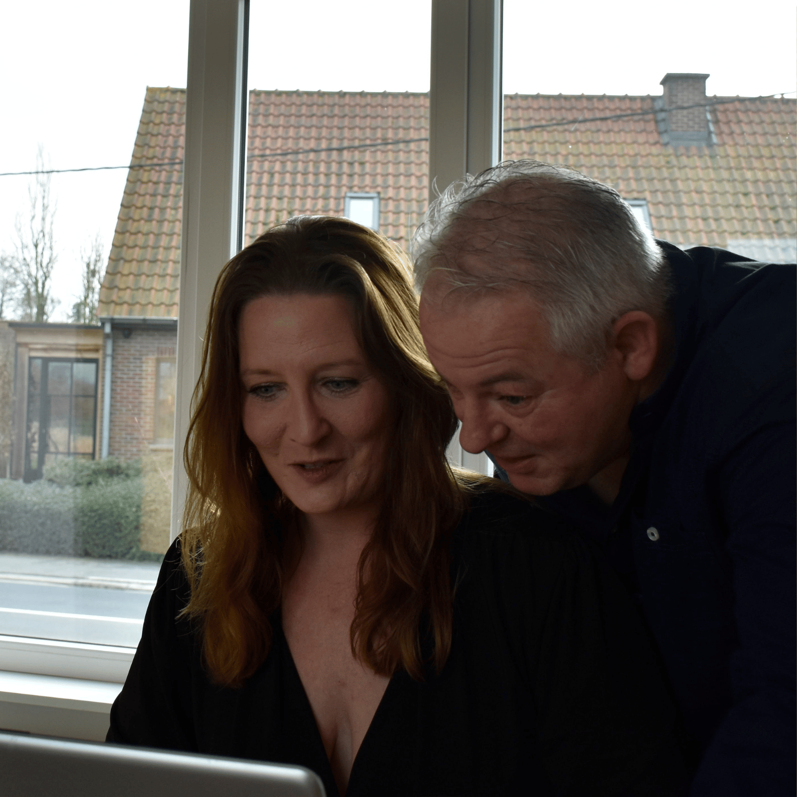 Man en vrouw in overleg achter een laptop voor een kennismaking over bedrijfscontinuïteit.