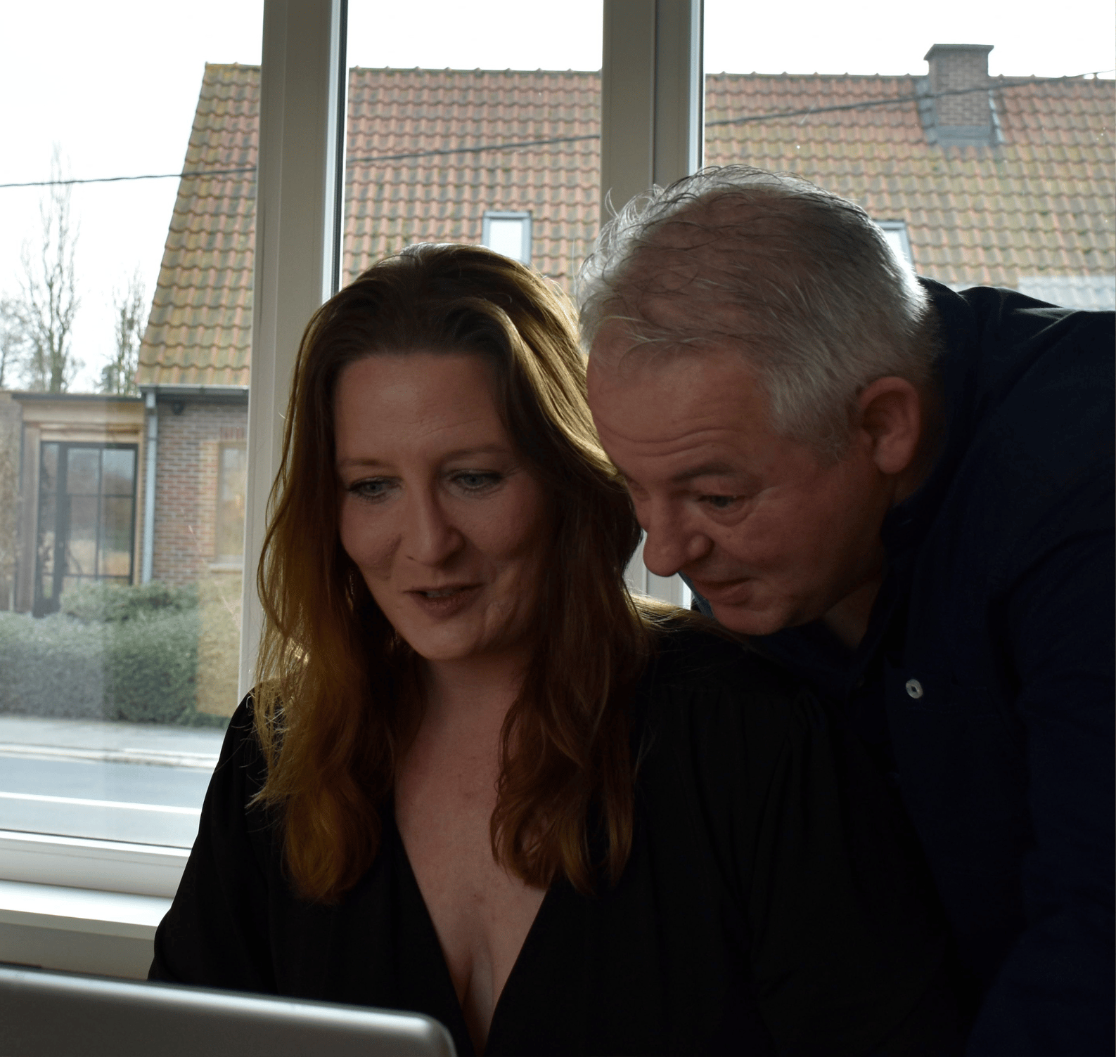 Man en vrouw in overleg achter een laptop voor een kennismaking over bedrijfscontinuïteit.