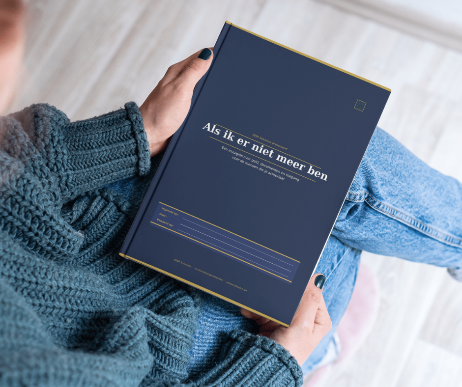 Vrouw met het Als ik er niet meer ben document op schoot om in te vullen.