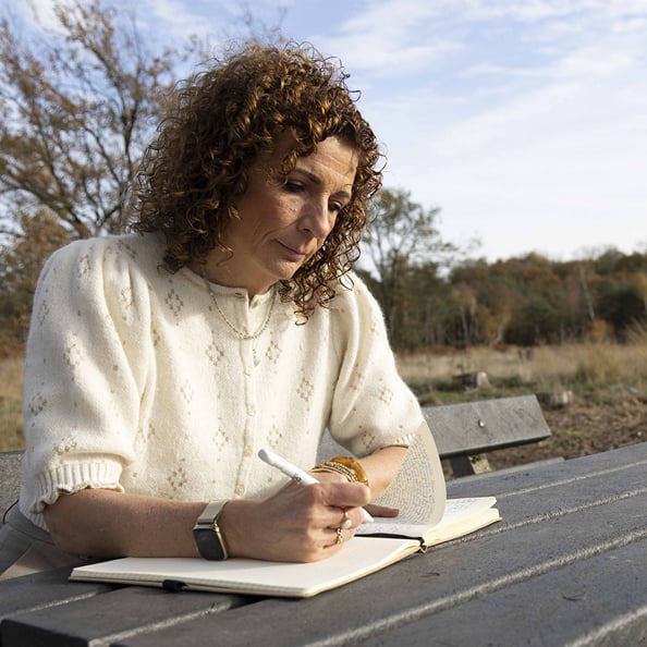 Nicole van Wieringen schrijft in een notitieboek - Brain Balance coaching