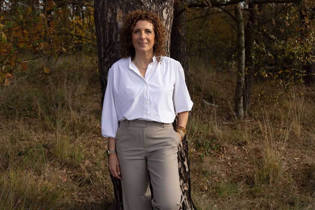 Nicole voert een kalme ademhalingsoefening uit om het zenuwstelsel tot rust te brengen.