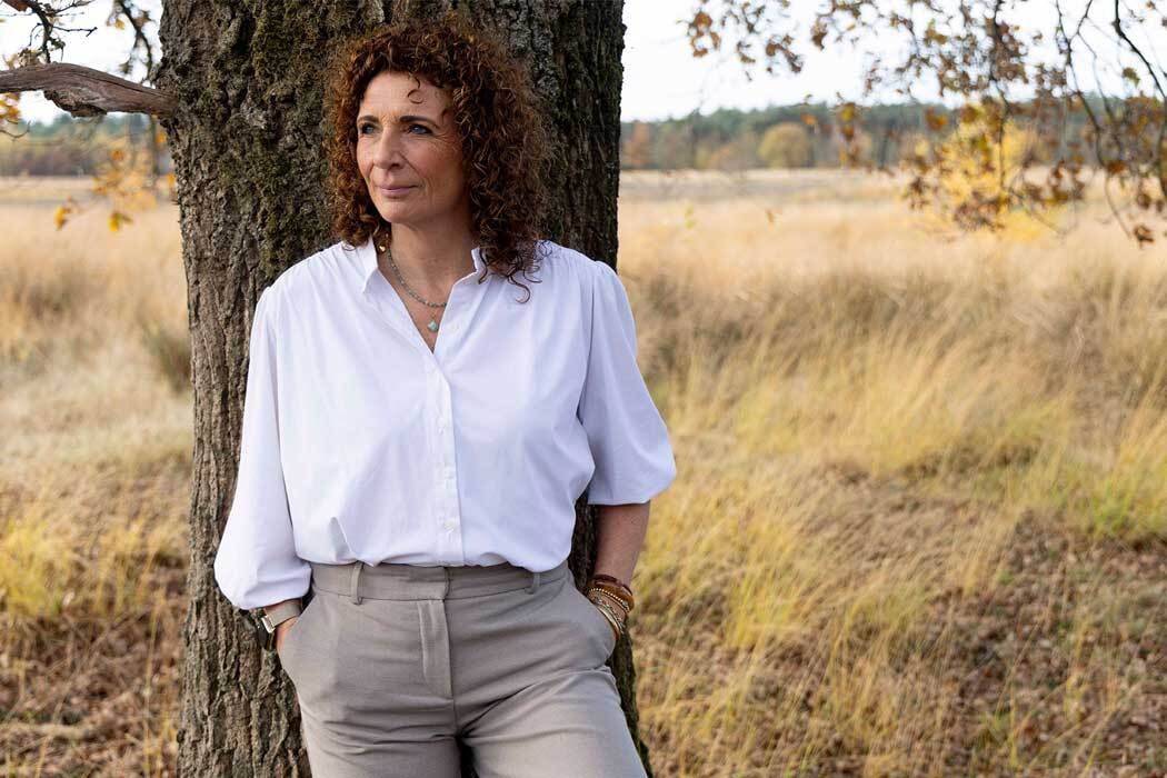 Nicole in een meditatieve houding tijdens een visualisatie om van hoofd naar hart te zakken.