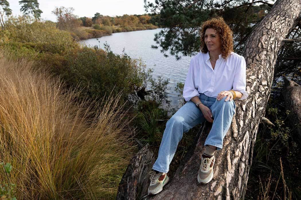 Nicole bereidt zich voor met een rustige houding voor op een ontspannen nachtrust.