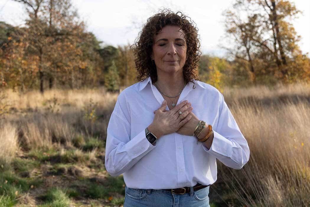 Nicole die met rustige bewegingen spanning uit haar lichaam loslaat.