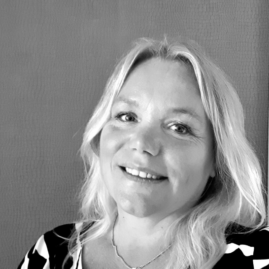 Een vrouw die tevreden is met de UIT-knop cursus van Hoofdregisseur en het ongelooflijk vindt om zelf rust in de chaos in haar hoofd te kunnen creëren