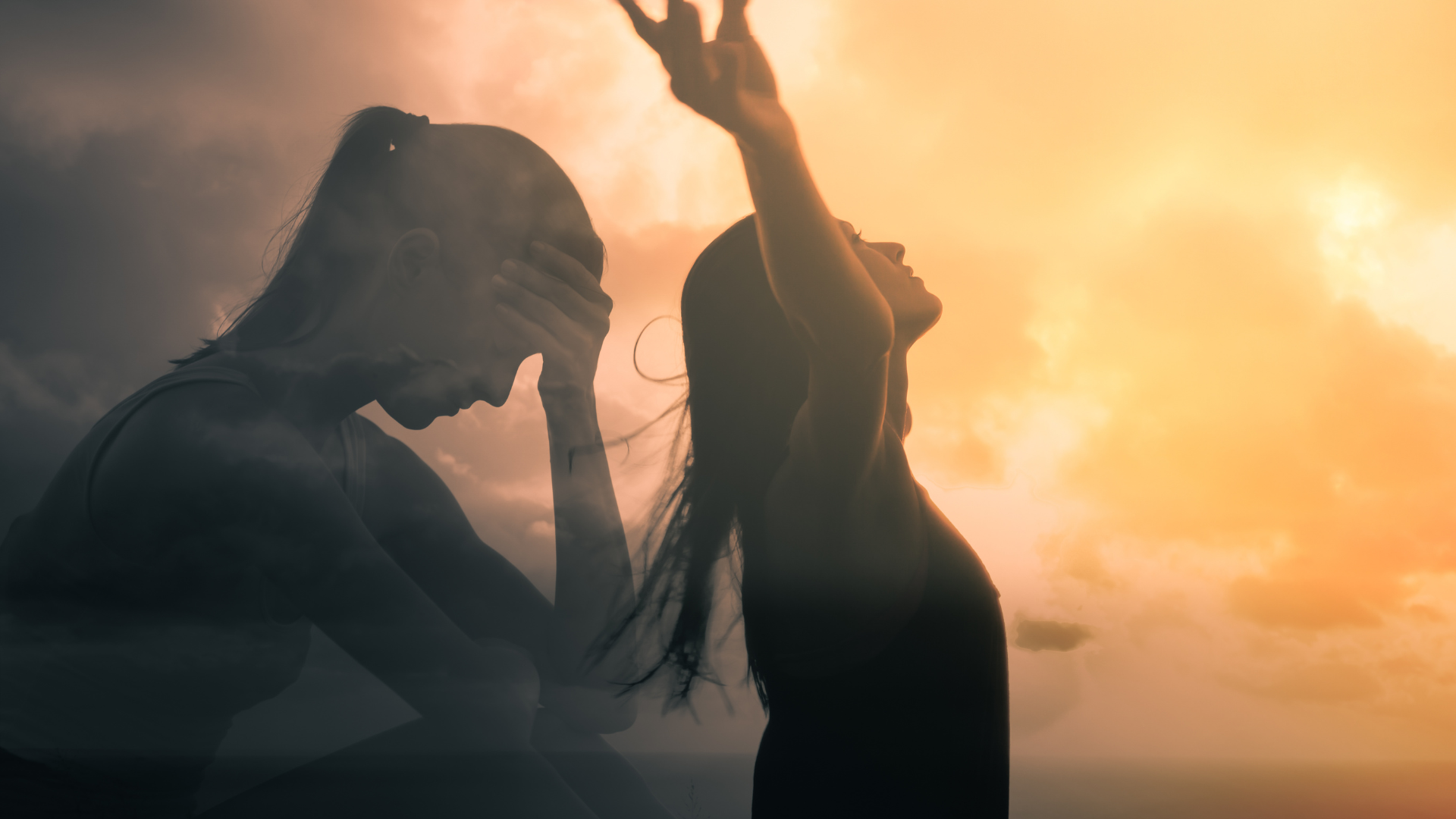 Een vrouw die van gevangen door haar hoofd in het donker naar vrij en relaxt gaat dankzij de begeleiding van Hoofdregisseur