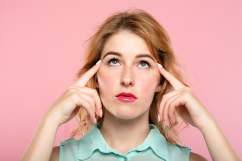 Vrouw die moeite heeft zich te concentreren