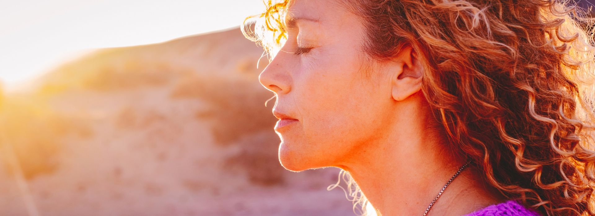 Een vrouw met gesloten ogen die haar aandacht binnenin haarzelf richt