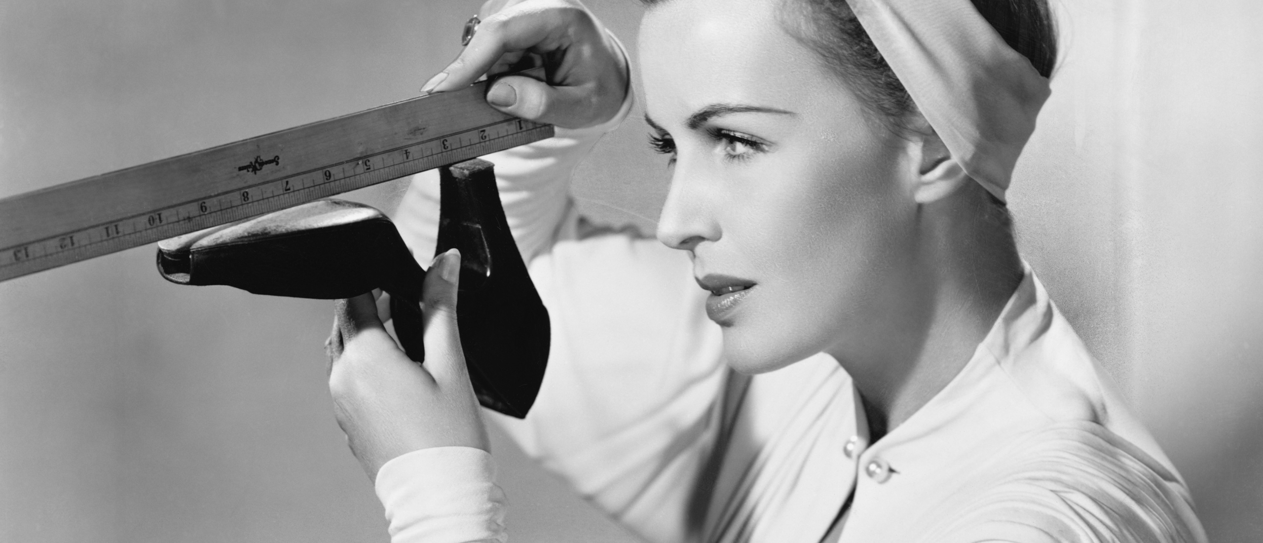 Vrouw die heel perfectionistisch alles naast een meetlat legt