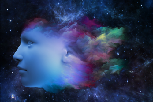 Een hoofd met gekleurde gedachtenwolken en energie zwevend in het Universum