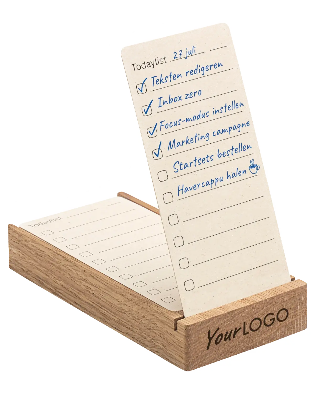 Een massief eikenhouten Todaylist houder met een bedrijfslogo. Rechtop staat een papieren dagplanner kaartje met zes taken, waarvan de bovenste vier zijn afgevinkt. Achter het staande kaartje liggen blanco reservekaartjes.