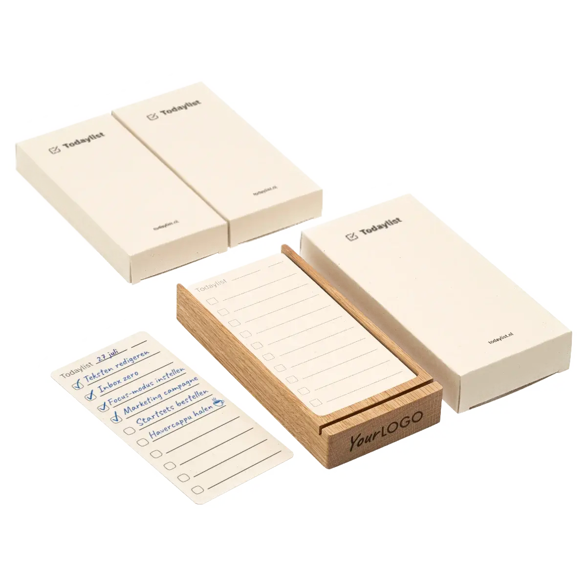 Overzicht van de complete Todaylist Startset Pro. Zichtbaar zijn de doosjes, een eikenhouten houder met bedrijfslogo gevuld met blanco kaartjes, en een los ingevuld papieren takenkaartje met blauwe pen geschreven.