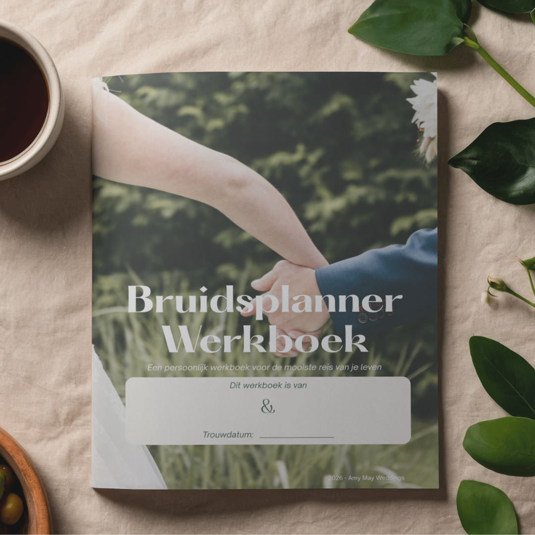 Bruidsplanner Werkboek cover met handen ineen tussen het groen, naast een kopje koffie – Amy May Weddings