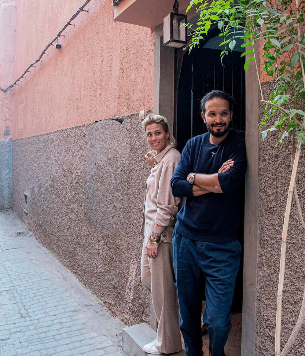 Caro en Jalil van LiefdevoorMarokko voor de Riad dar Palm