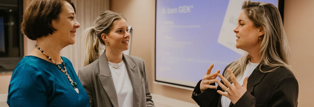 Vrouw in een kleurrijke setting die vol aandacht luistert, symbool voor effectieve en persoonlijke communicatie.