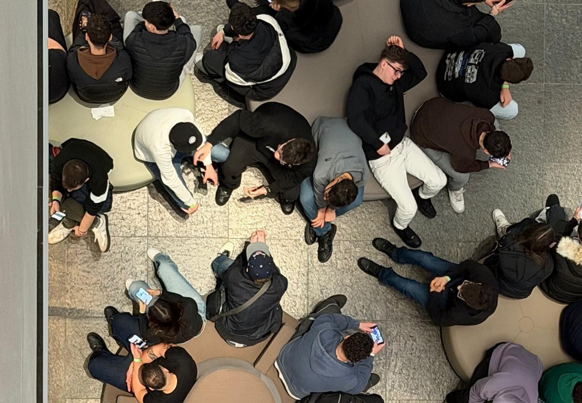 Beeld van mensen op hun mobiel in het Van Gogh museum -maart 2026 - foto door Jan Kooyman