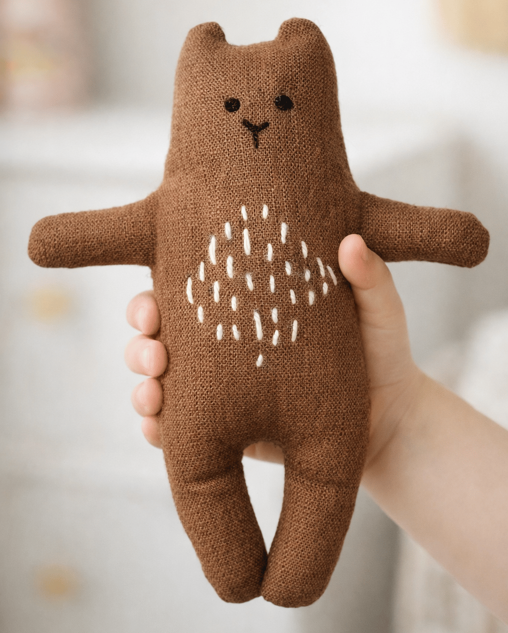 beertje, linnenstof, bruin, kinderhandje, vasthouden