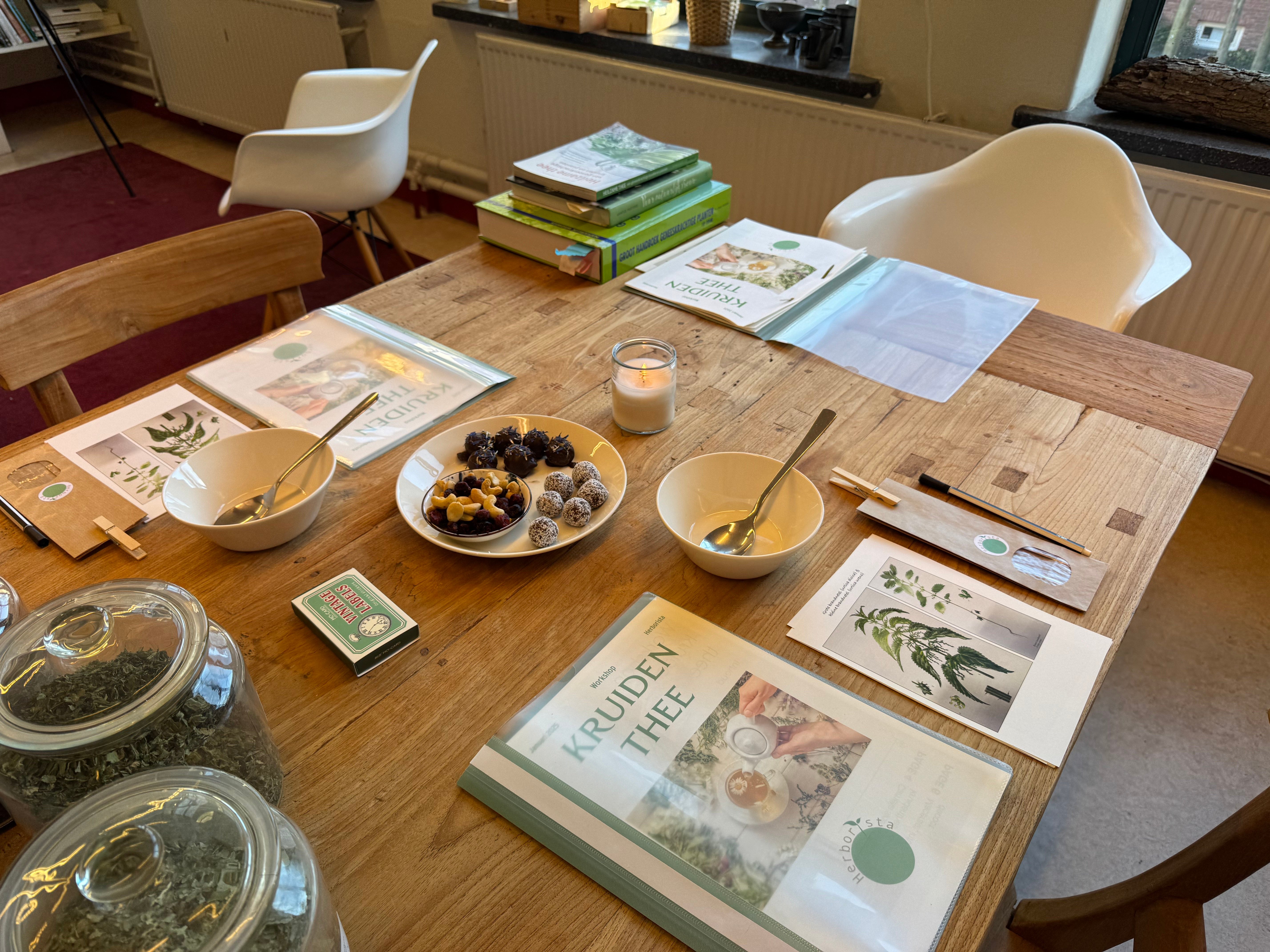 tafel met kruiden en materialen tijdens workshop