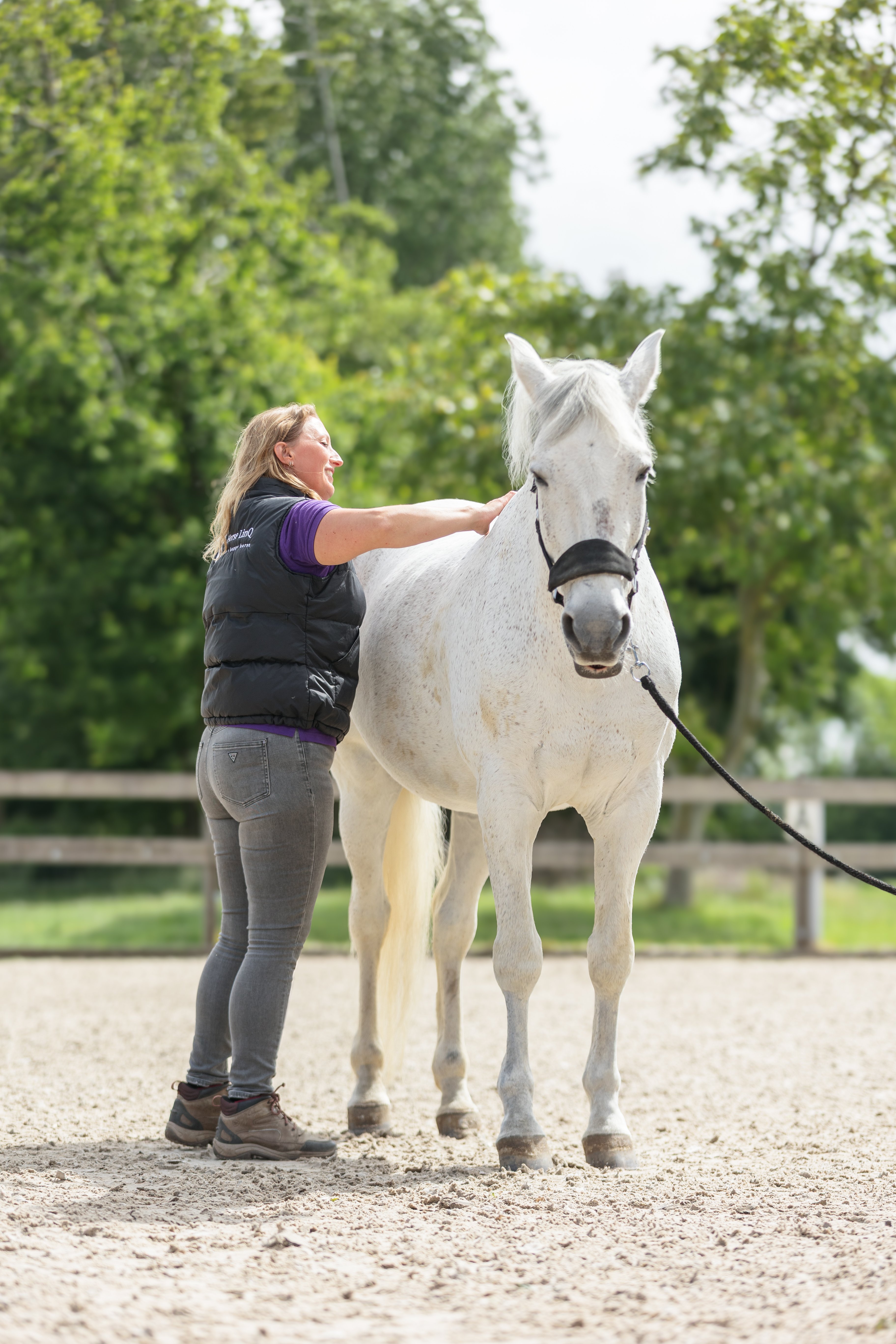Afbeelding van Linda van HorseLinQ observeren van een wit paard