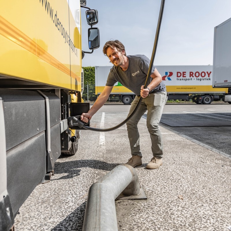 Maarten Klein Geltink sluit elektrische truck aan op laadinfrastructuur