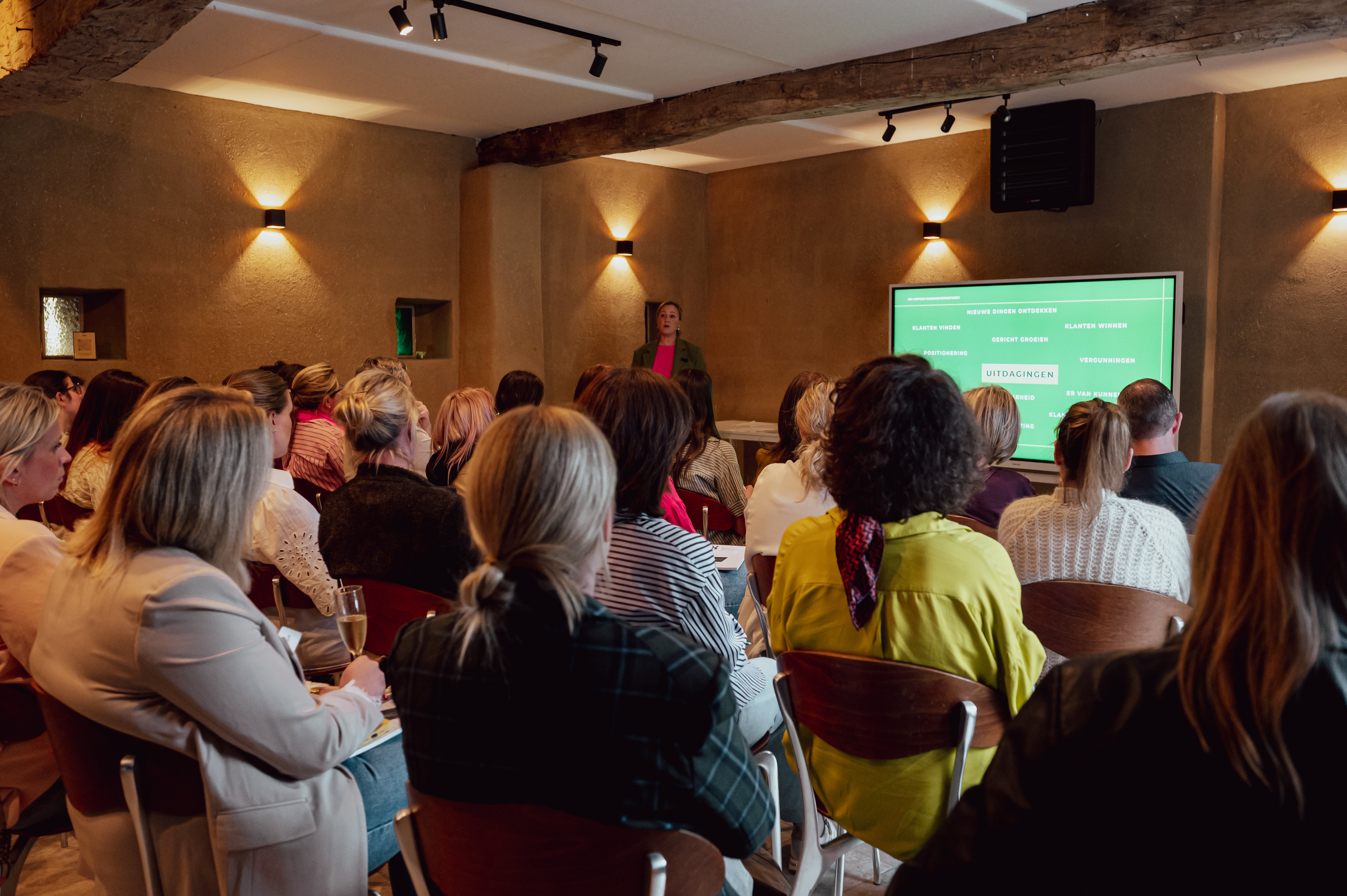 Hippische ondernemers zitten in zaal en luisteren naar presentatie Hippisch Ondernemersnetwerk