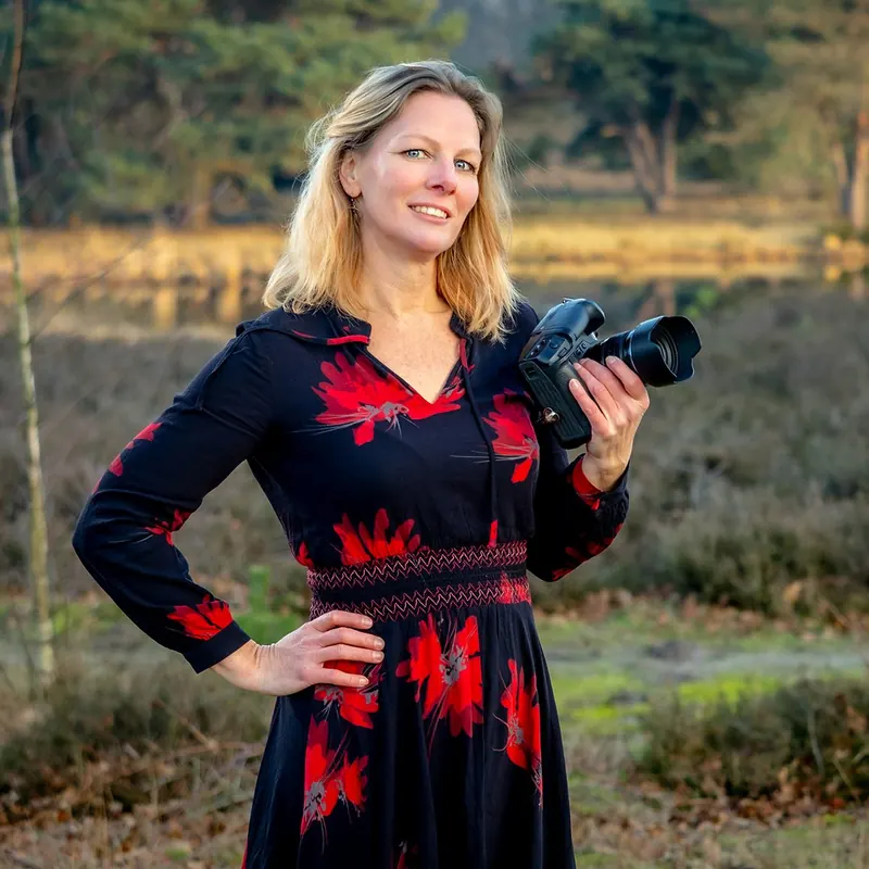Fotograaf Linda Verweij met haar camera op de heide