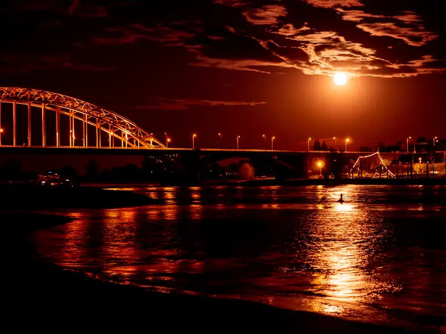 Voorbeeldfoto bij het thema avond en nacht