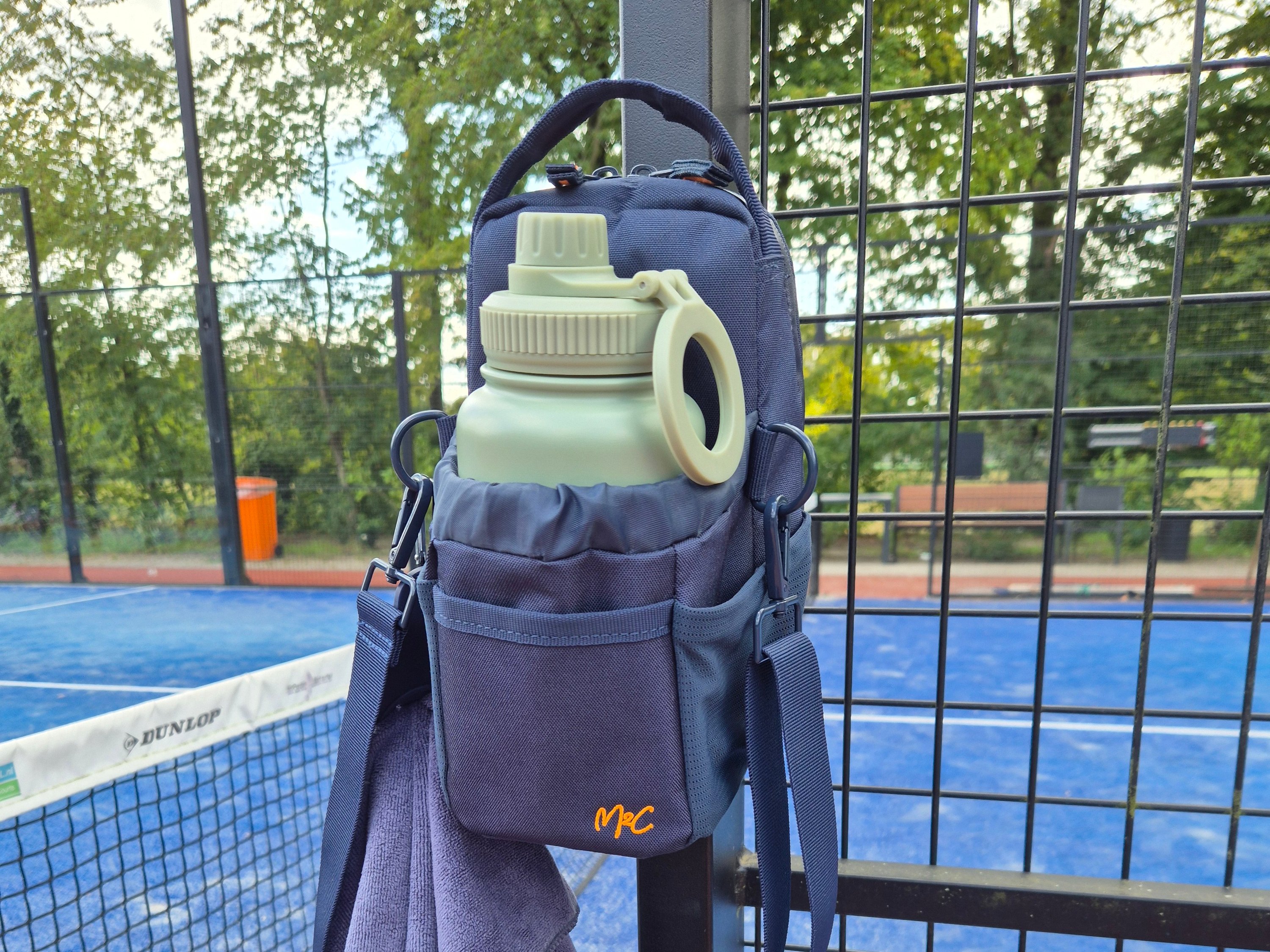 M2C Magnetic Bottle Bag_aan padelwand