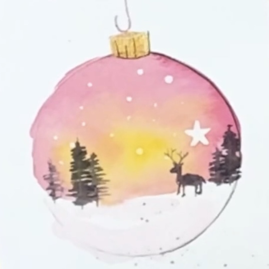 Aquarel kerstbal met winterlandschap, rendier en sterretje in roze en geel