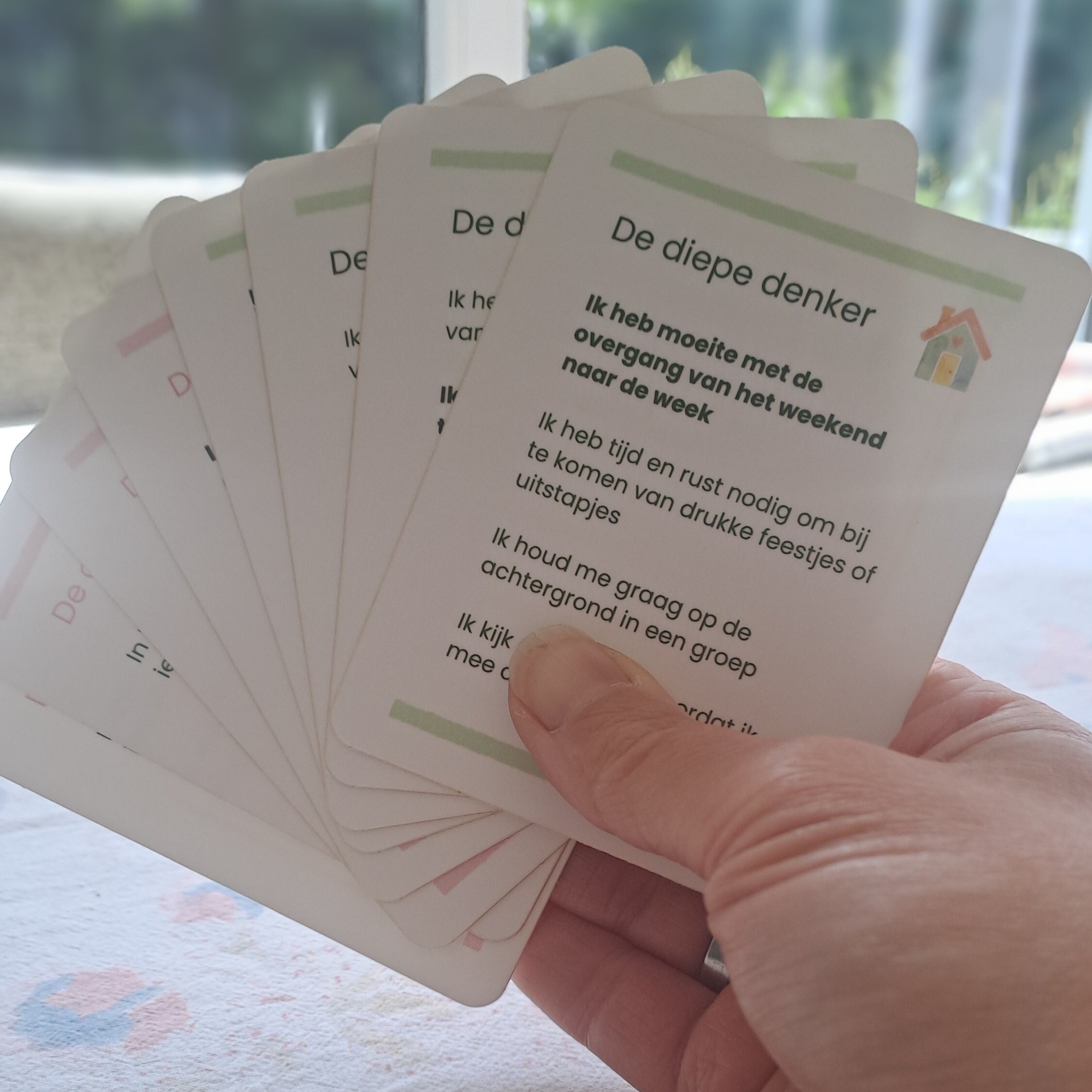 Categorie de diepe denker uit het HSP Kwartet in een hand.