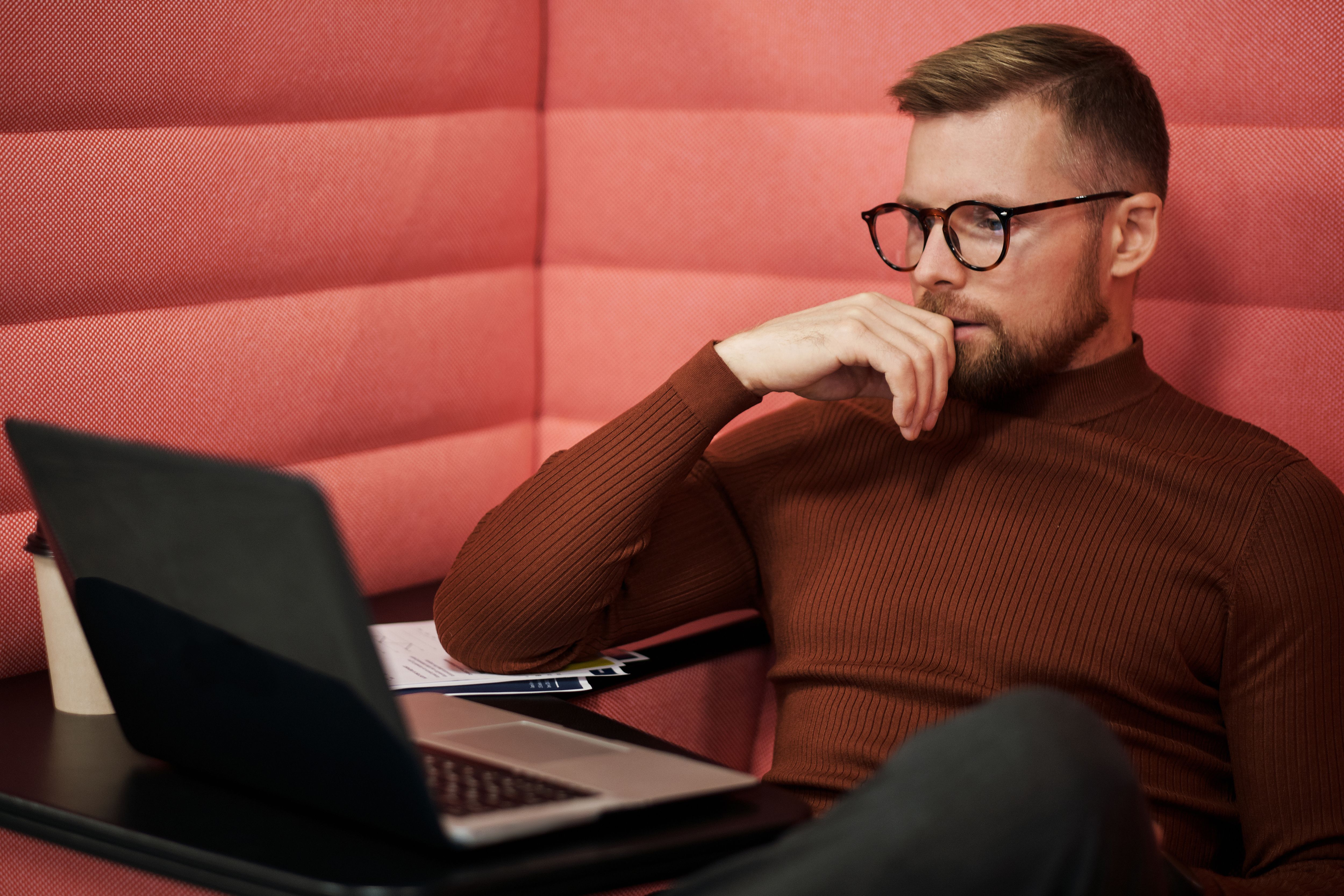 Ondernemer werkt met AI vanuit een vastgelegd bedrijfsbrein