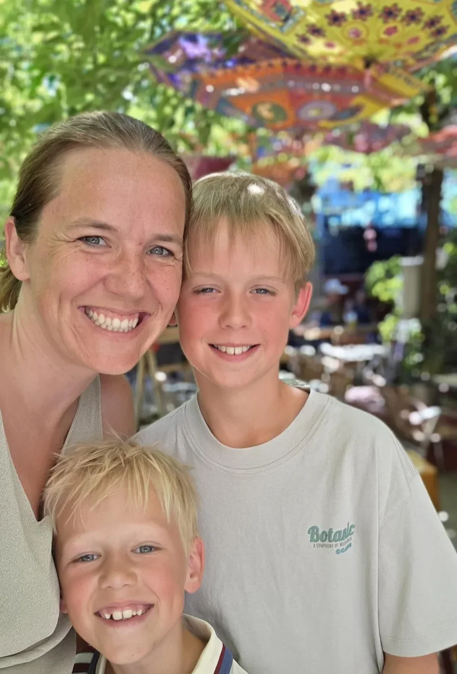Lisanne, maker van Fiesta de Flor de Luna, met haar twee zoons