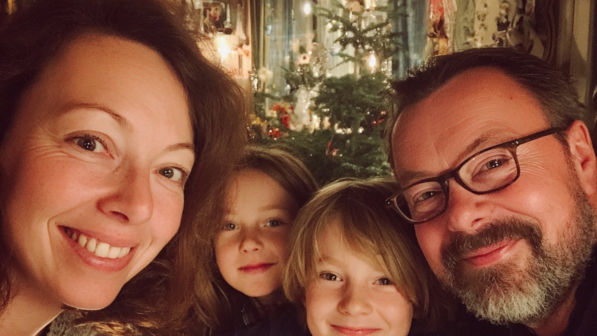 Gezin speelt Race Against Christmas Time bij de kerstboom