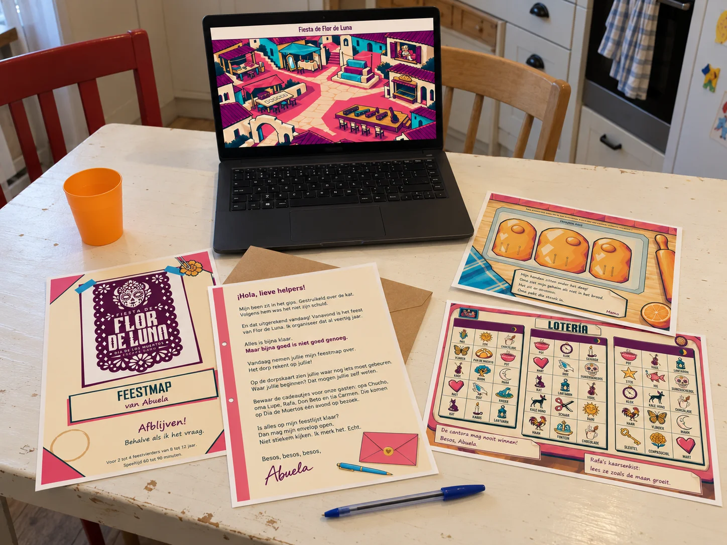 Escape spel Fiesta de Flor de Luna op de keukentafel: de feestmap, puzzels en de dorpskaart op een laptop
