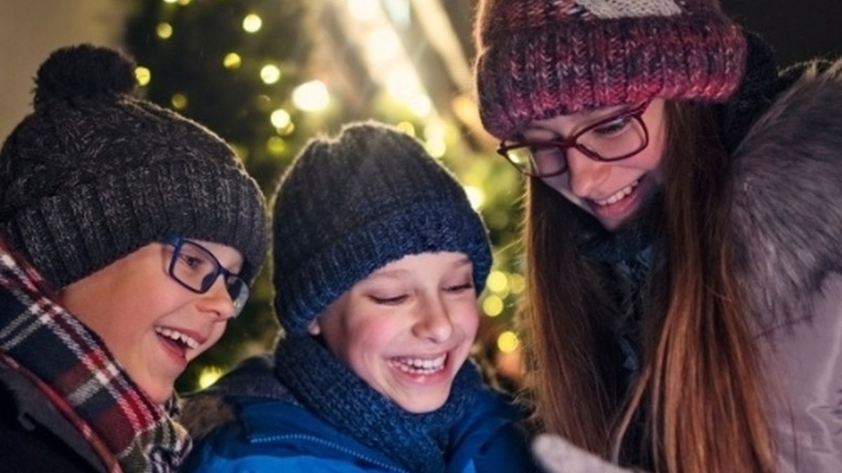 Kinderen spelen Sherlock Kerstspecial tussen de kerstlichtjes