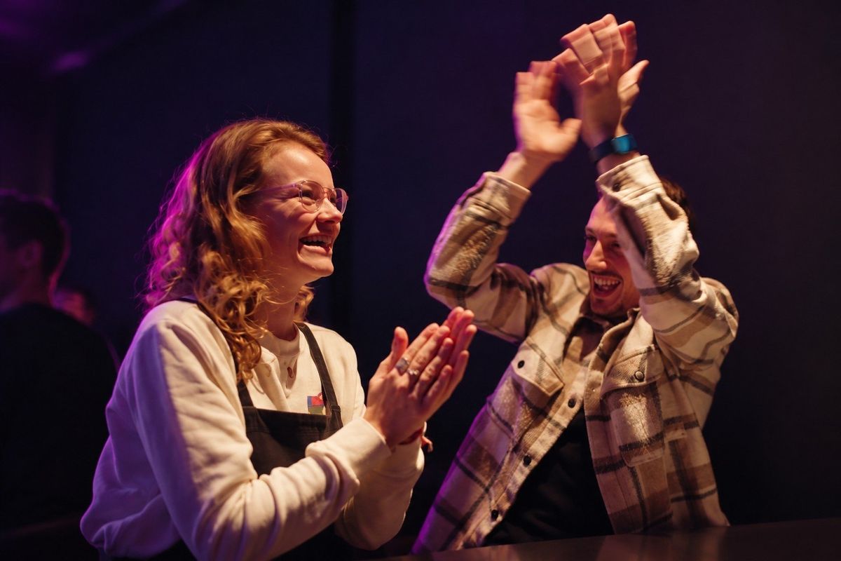 Spelers geven elkaar een high five bij de uitslag van de spelshow