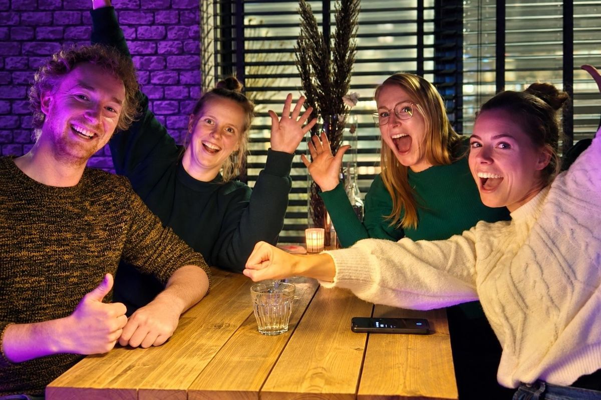 Collega's juichen samen tijdens de Crazy Game Show, een spelshow op eigen locatie