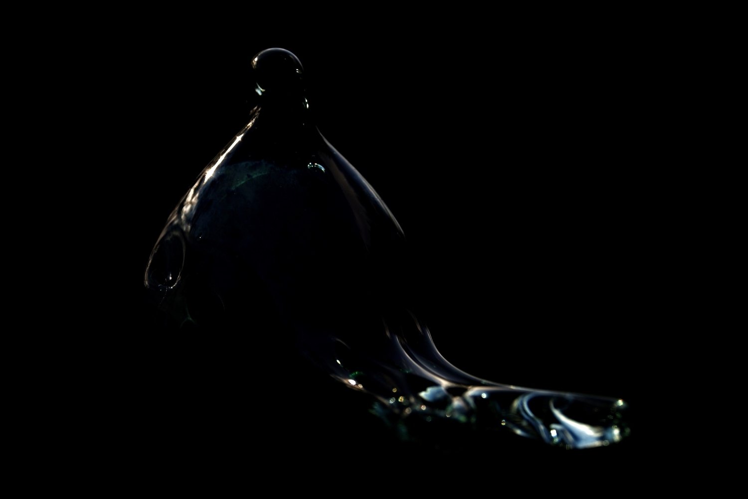 Low Key met een glazen vogel