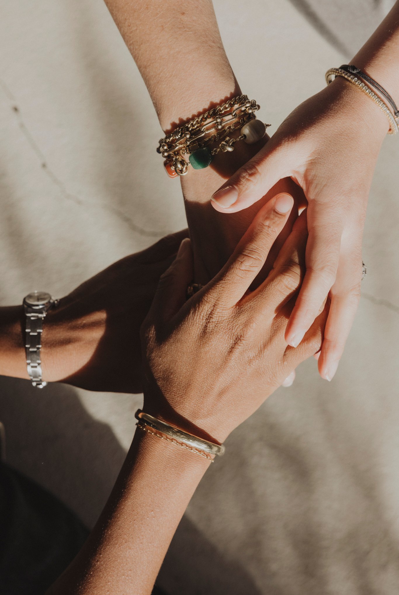 vier handen verstrengeld in elkaar