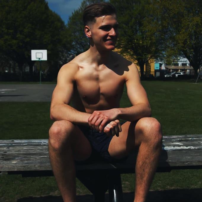 man zit buiten sporten sportief met nick coaching